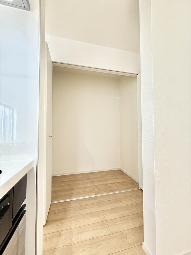 ■キッチンには食品貯蔵にとても便利なパントリーあり