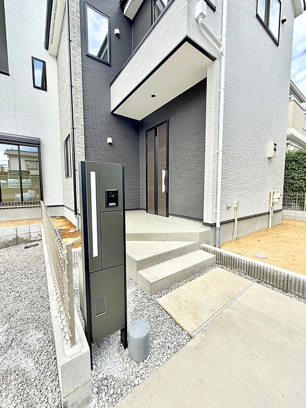 ■ シンプルで美しく、住まいの第一印象を彩る玄関です