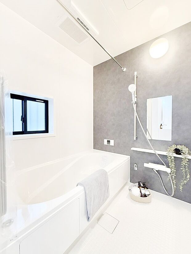 ■落ち着いた色合いの壁面、ゆっくり寛げるバスルーム