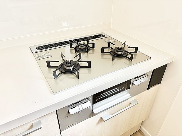 ■3口コンロのシステムキッチンで料理の手順もスムーズに