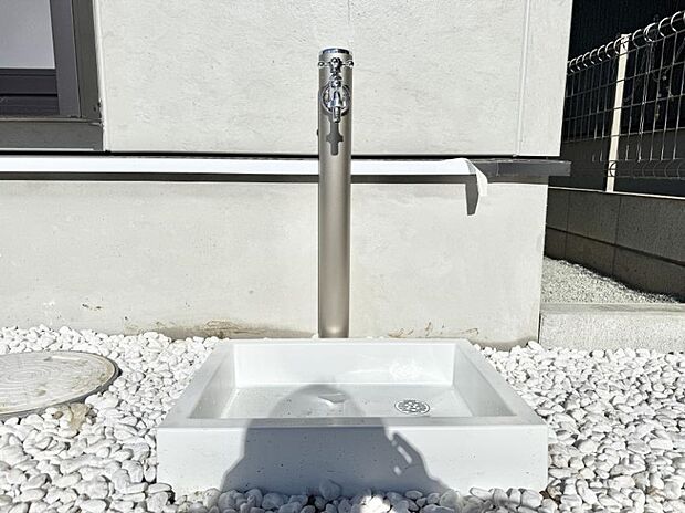 ■ガーデニングや洗車などの際に大活躍な屋外立水栓  