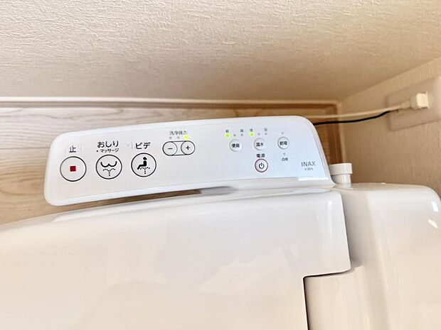 ■温水洗浄で快適、清潔感が保たれるシャワートイレ