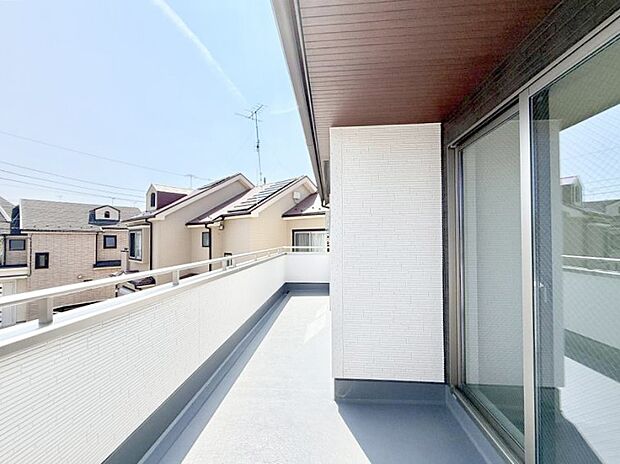 ■ 心地よい風と光を感じる、くつろぎのバルコニー