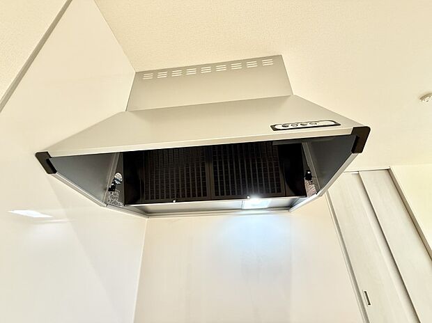 ■フードに覆われている為、匂いが換気扇に誘導され、効率的に排煙ができます