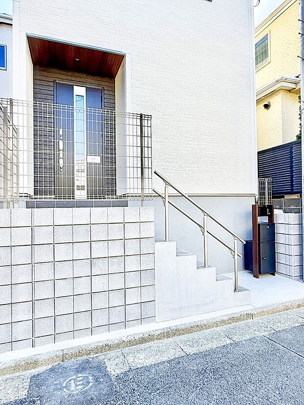 ■ シンプルで美しく、住まいの第一印象を彩る玄関です