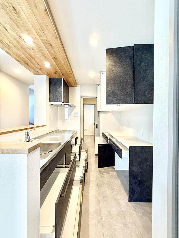 ■家族の絆を深める、温もりのあるキッチン