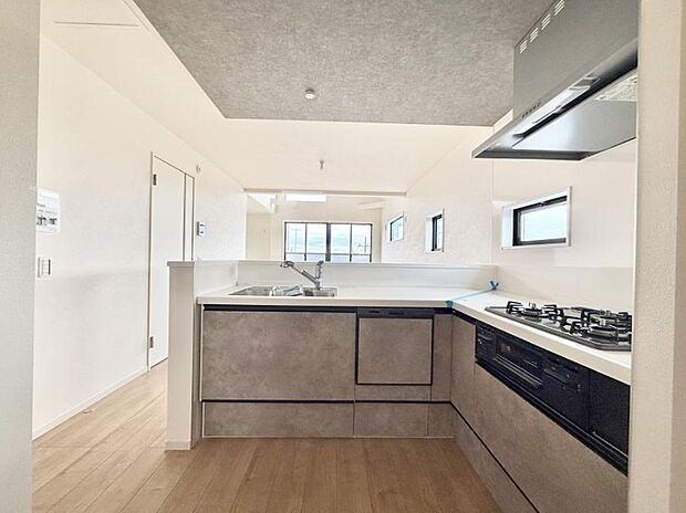 ■シンプルで機能的、毎日使いやすいキッチン