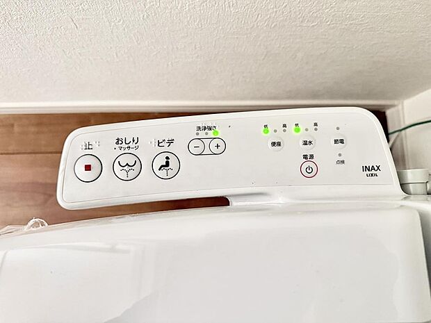 ■温水洗浄で快適、清潔感が保たれるシャワートイレ