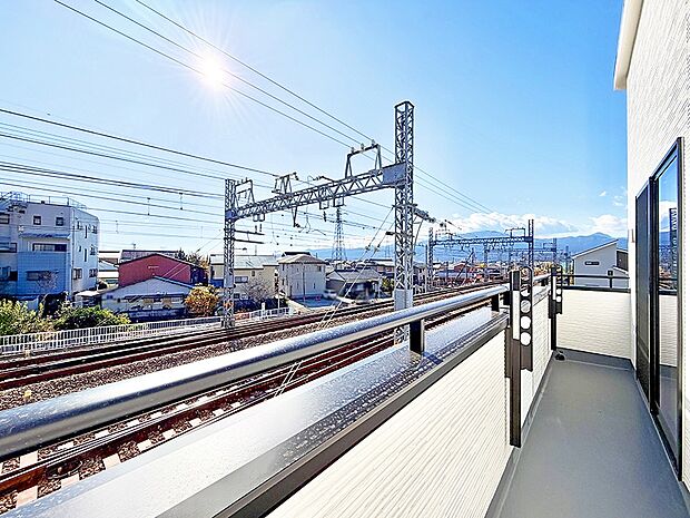 ■ 心地よい風と光を感じる、くつろぎのバルコニー