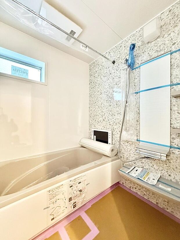 ■落ち着いた色合いの壁面、ゆっくり寛げるバスルーム