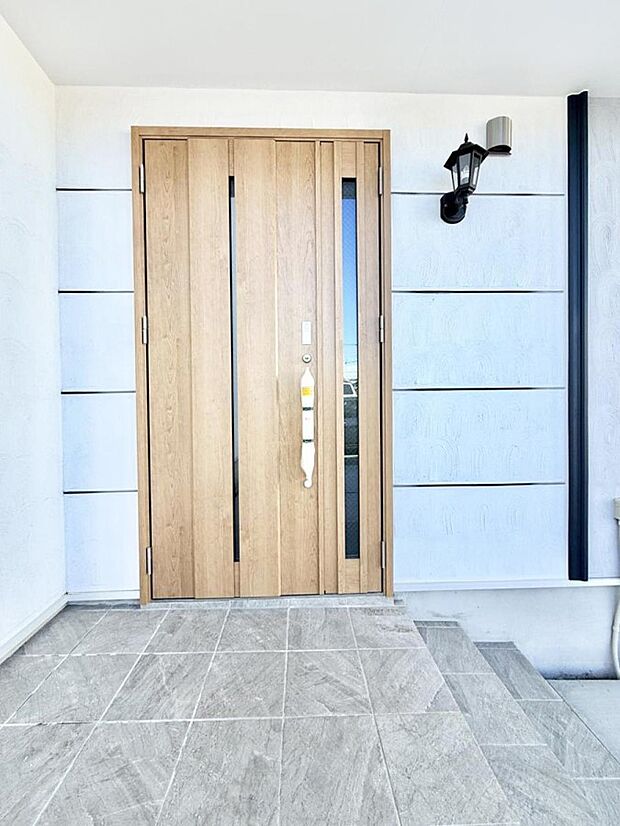 ■ シンプルで美しく、住まいの第一印象を彩る玄関です