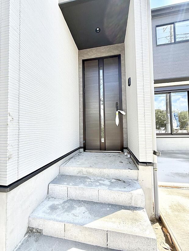 ■ シンプルで美しく、住まいの第一印象を彩る玄関です