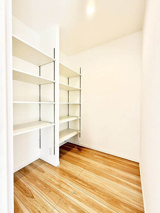 ■収納力たっぷりのパントリー付きキッチンです  