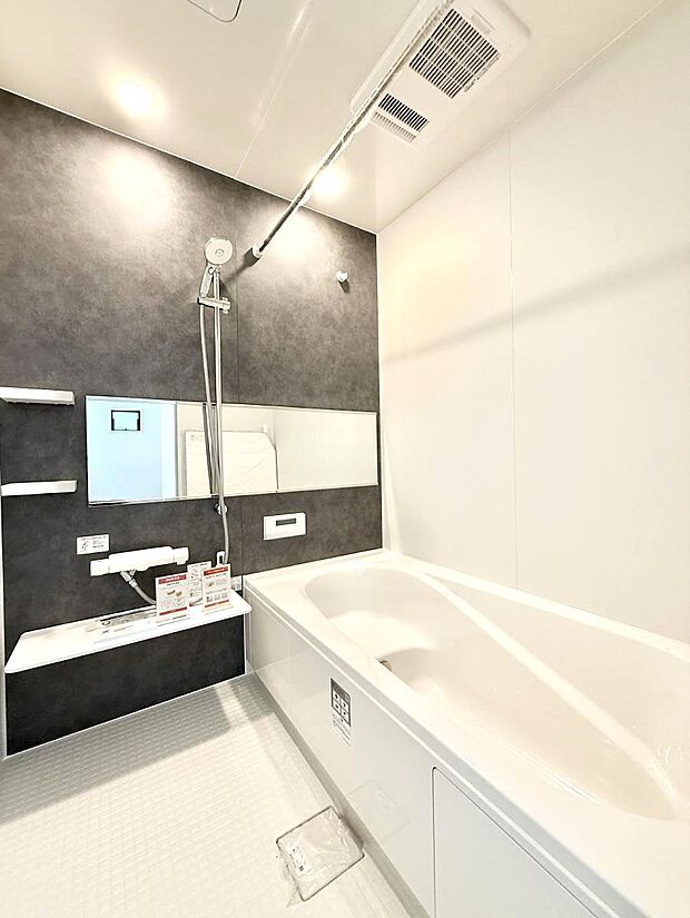 ■落ち着いた色合いの壁面、ゆっくり寛げるバスルーム