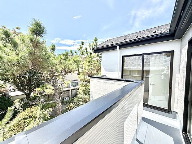 ■ 心地よい風と光を感じる、くつろぎのバルコニー