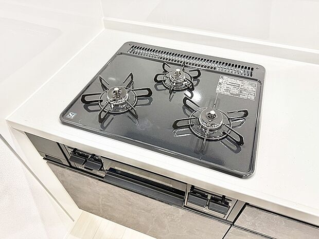 ■3口コンロのシステムキッチンで料理の手順もスムーズに