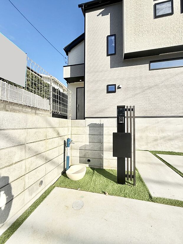 ■ シンプルで美しく、住まいの第一印象を彩る玄関です