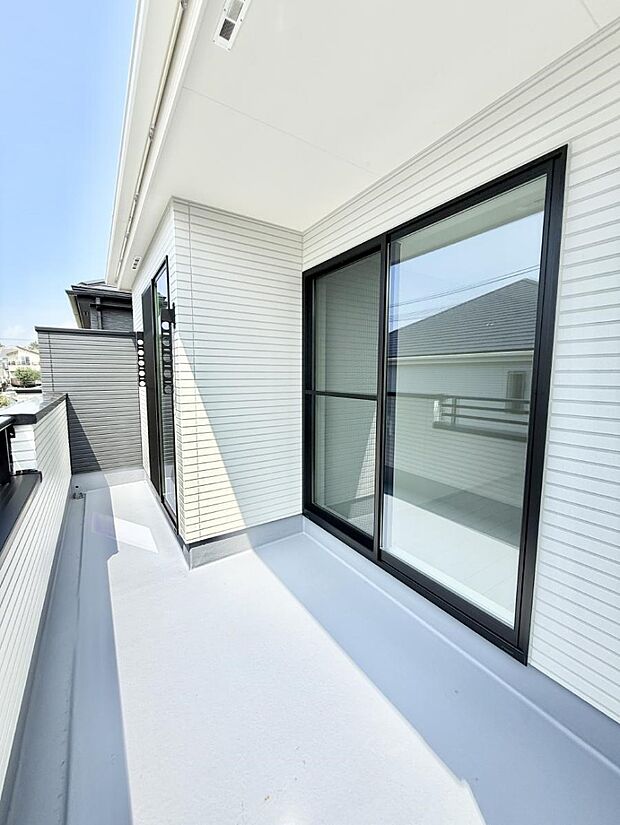 ■ 心地よい風と光を感じる、くつろぎのバルコニー