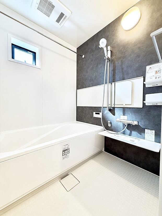 ■落ち着いた色合いの壁面、ゆっくり寛げるバスルーム