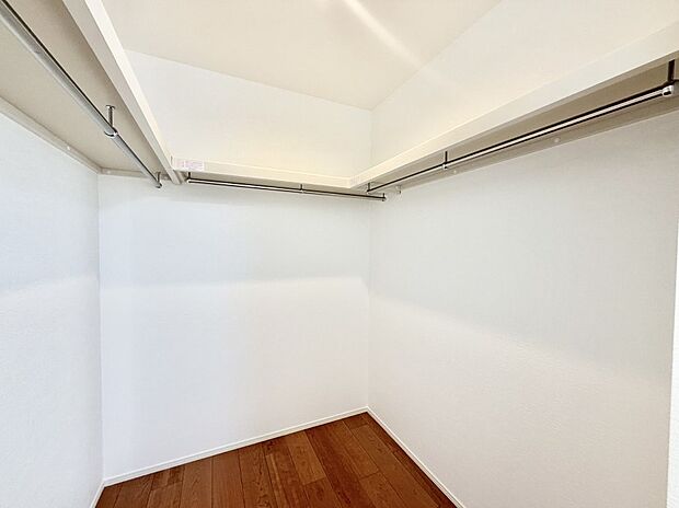 ■季節の洋服も、思い出の小物もすっきり収納できるウォークインクローゼット付