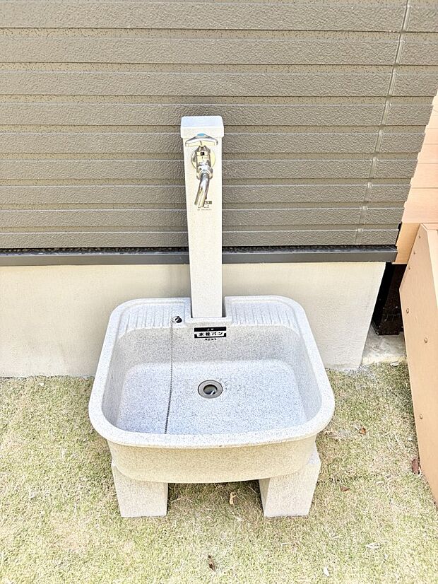 ■ガーデニングや洗車などの際に大活躍な屋外立水栓