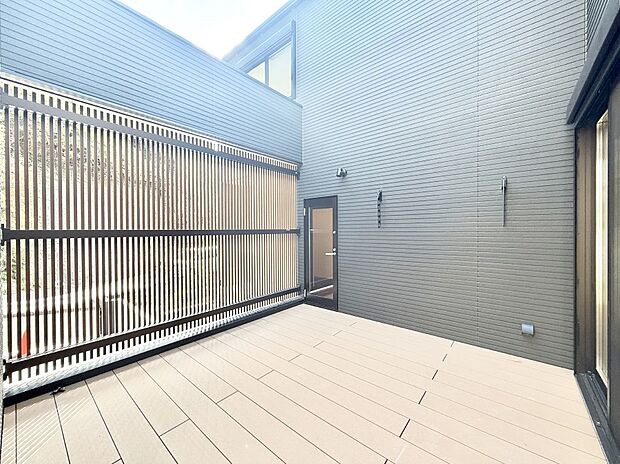 ■天気の良い日はウッドデッキでのんびり日向ぼっこ