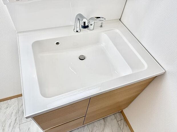 ■細かい部分まで洗いやすく便利なハンドシャワー付き