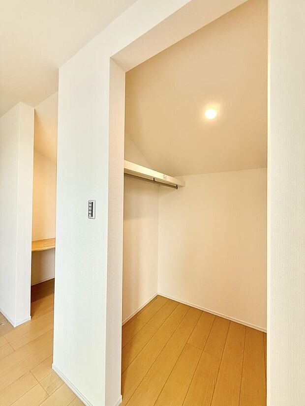 ■季節の洋服も、思い出の小物もすっきり収納できるウォークインクローゼット付