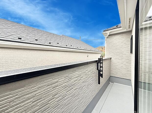 ■ 心地よい風と光を感じる、くつろぎのバルコニー