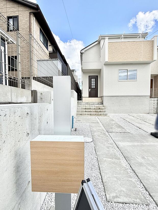 ■ シンプルで美しく、住まいの第一印象を彩る玄関です