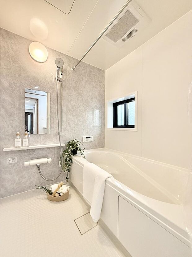 ■落ち着いた色合いの壁面、ゆっくり寛げるバスルーム