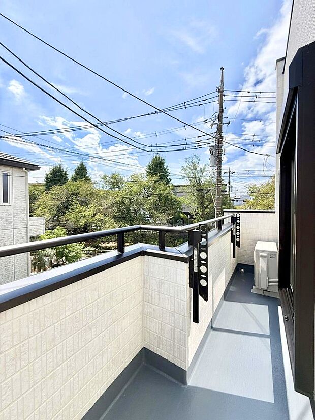 ■ 心地よい風と光を感じる、くつろぎのバルコニー