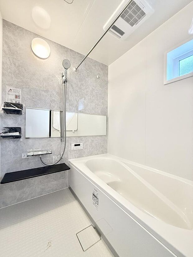 ■落ち着いた色合いの壁面、ゆっくり寛げるバスルーム