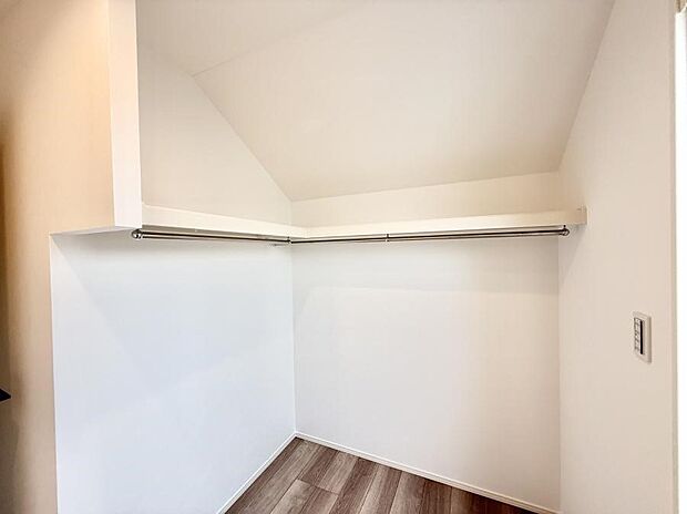 ■季節の洋服も、思い出の小物もすっきり収納できるウォークインクローゼット付  