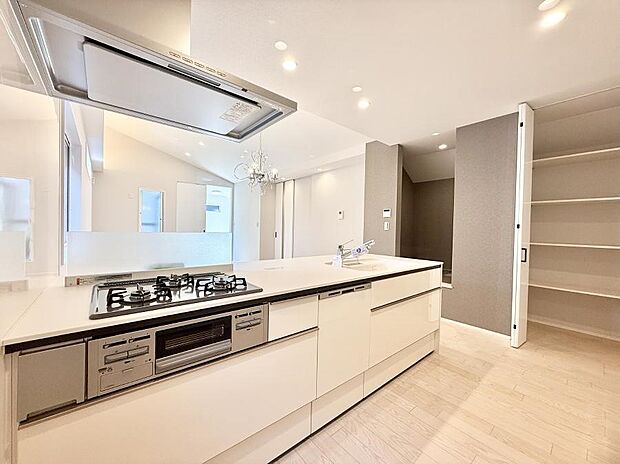 ■シンプルで機能的、毎日使いやすいキッチン