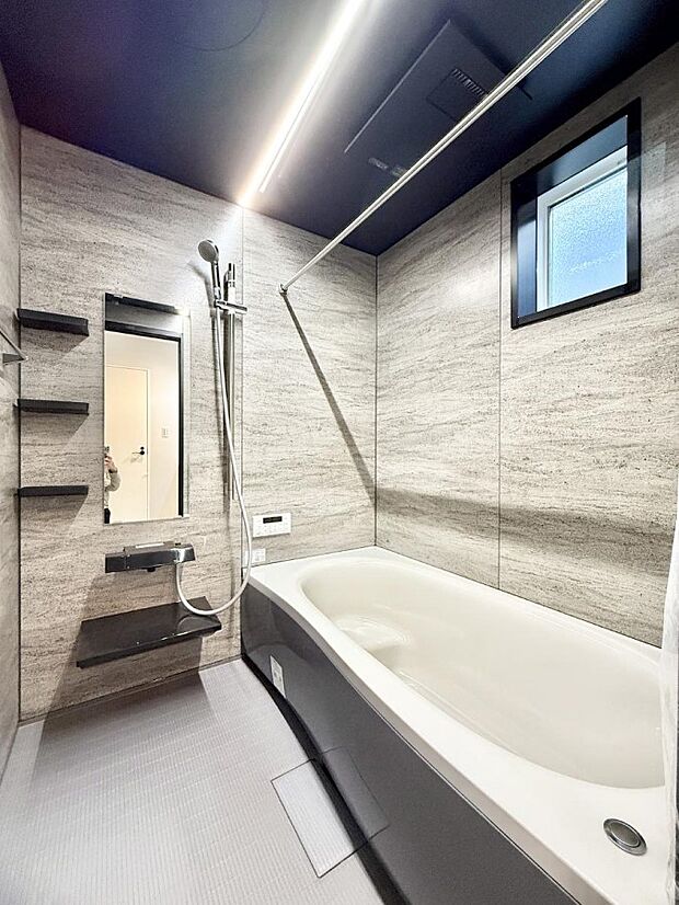 ■落ち着いた色合いの壁面、ゆっくり寛げるバスルーム