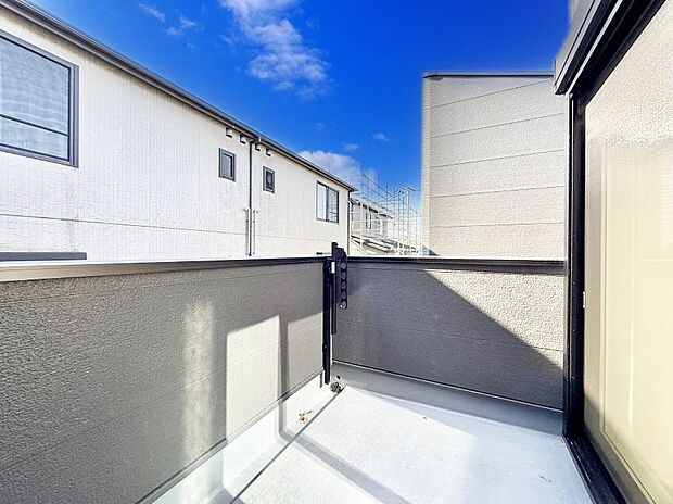 ■ 心地よい風と光を感じる、くつろぎのバルコニー