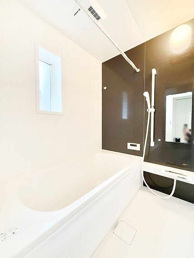 ■落ち着いた色合いの壁面、ゆっくり寛げるバスルーム