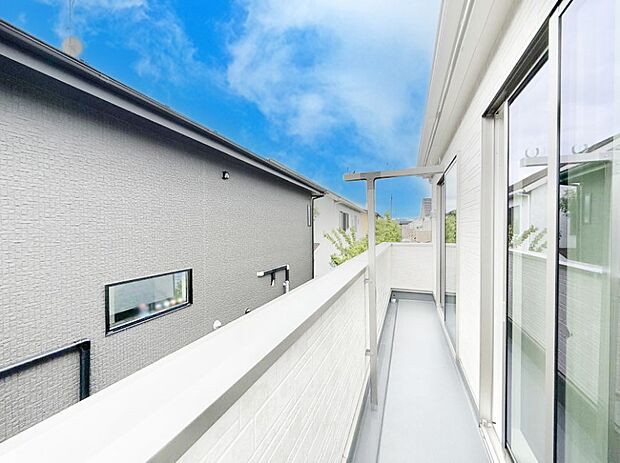 ■ 心地よい風と光を感じる、くつろぎのバルコニー