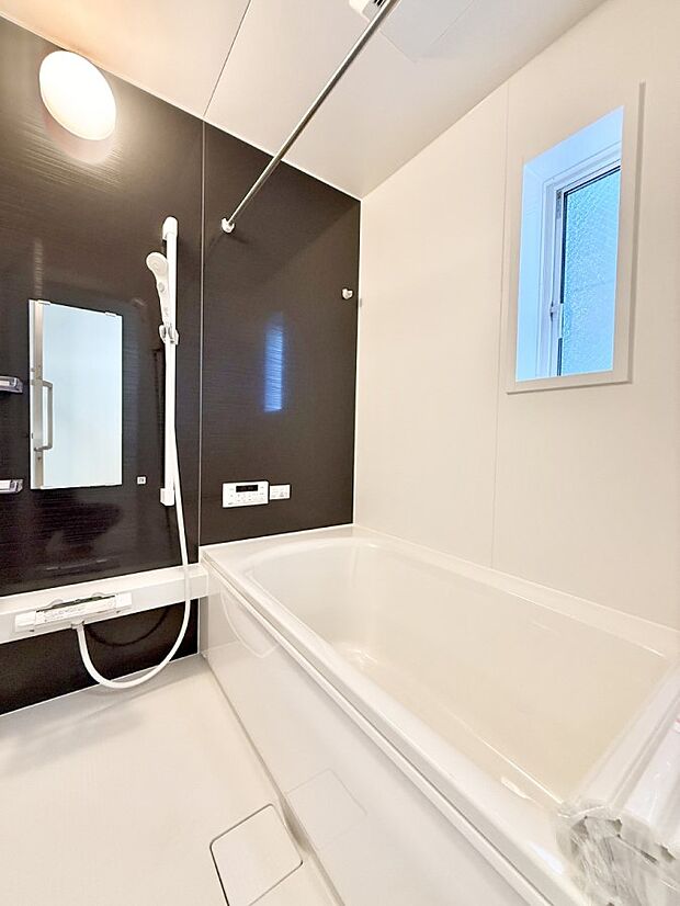 ■落ち着いた色合いの壁面、ゆっくり寛げるバスルーム