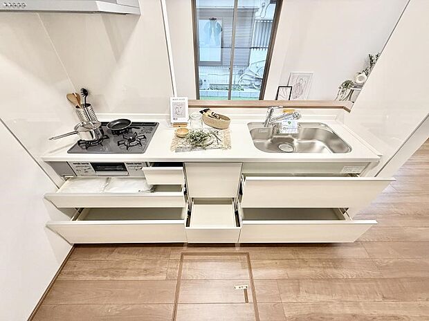 ■シンプルで機能的、毎日使いやすいキッチン