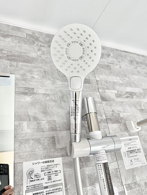 ■手元で簡単に止水できるため、水の無駄遣いを減らすことができます。