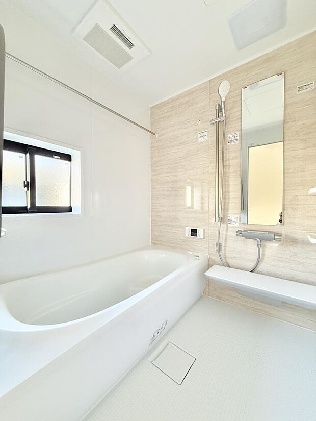 ■落ち着いた色合いの壁面、ゆっくり寛げるバスルーム