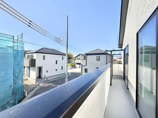 ■ 心地よい風と光を感じる、くつろぎのバルコニー