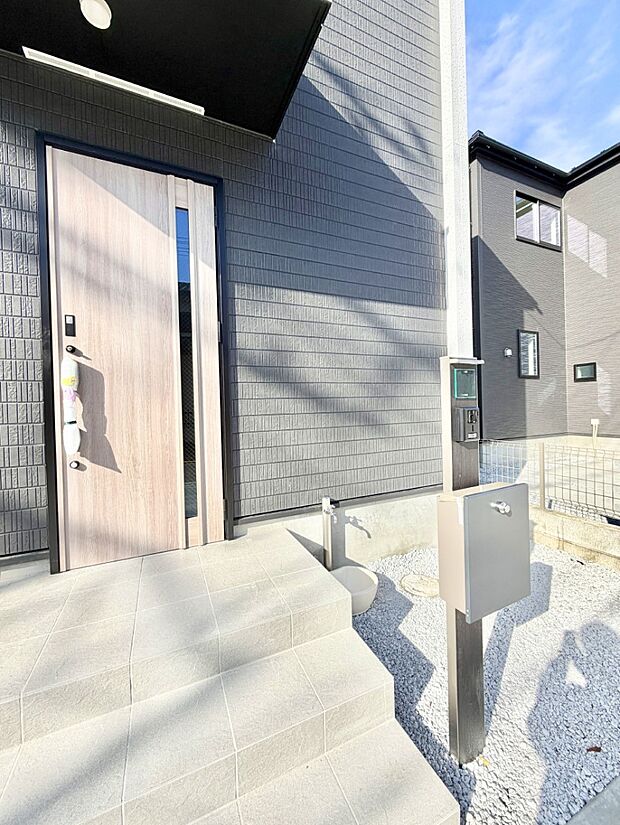 ■ シンプルで美しく、住まいの第一印象を彩る玄関です