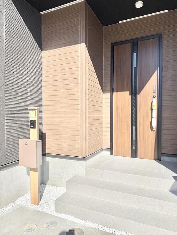 ■ シンプルで美しく、住まいの第一印象を彩る玄関です