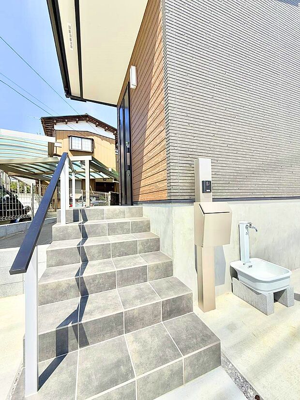 ■ シンプルで美しく、住まいの第一印象を彩る玄関です