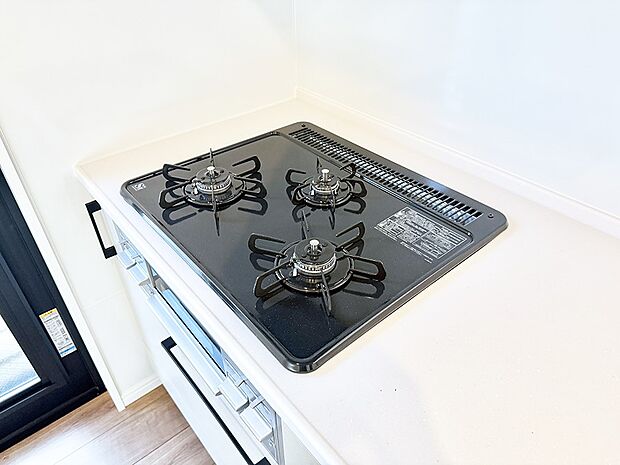 ■3口コンロのシステムキッチンで料理の手順もスムーズに