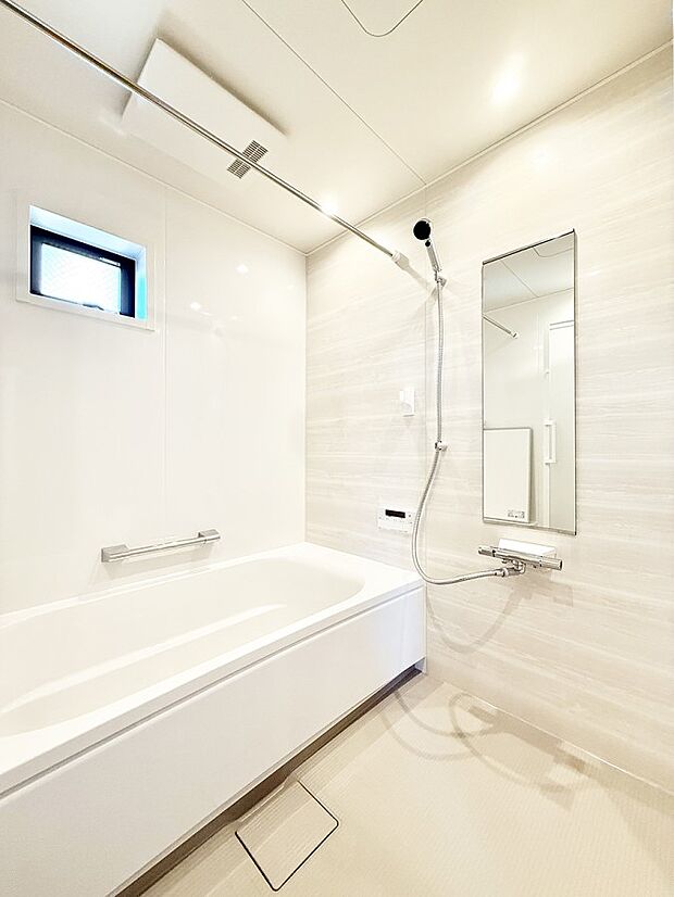 ■落ち着いた色合いの壁面、ゆっくり寛げるバスルーム