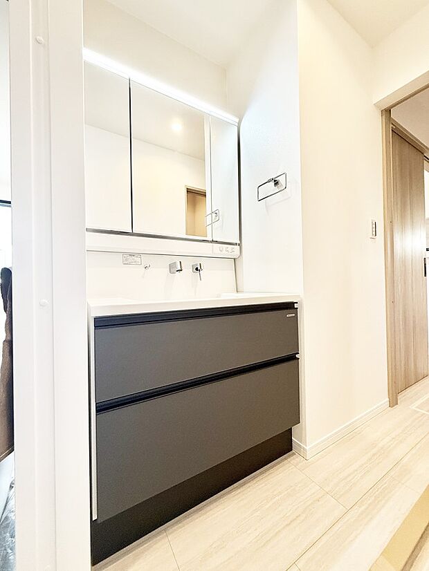 ■明るい洗面所は毎朝の歯磨きも楽しくできちゃいそうです♪